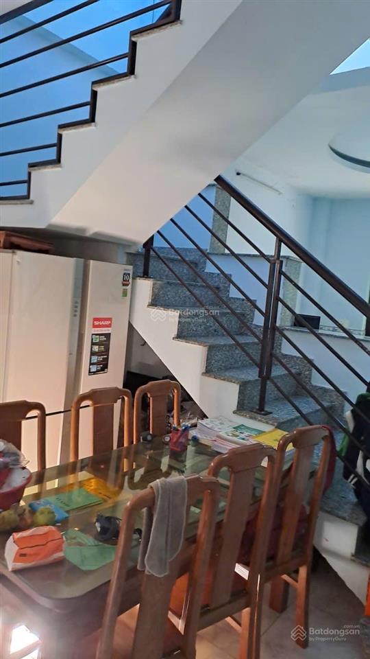 Nhà gia đình ở cạnh chợ nhỏ lê văn việt