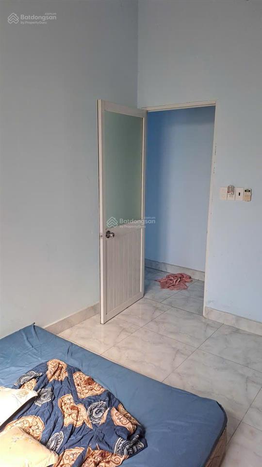 Nhà gia đình ở cạnh chợ nhỏ lê văn việt