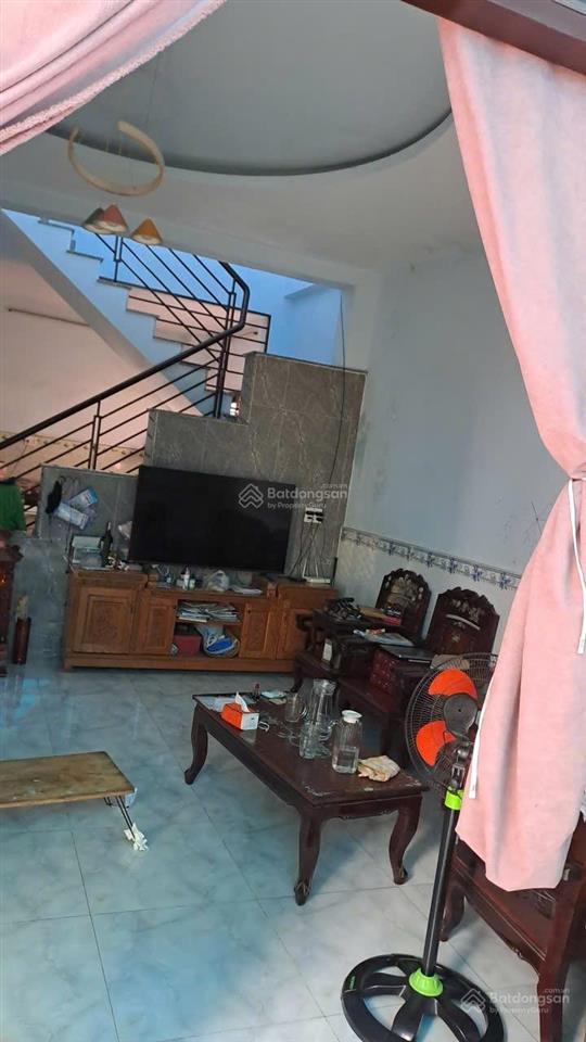 Nhà gia đình ở cạnh chợ nhỏ lê văn việt