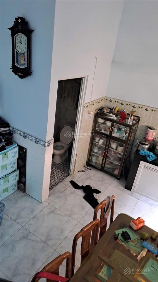 Nhà gia đình ở cạnh chợ nhỏ lê văn việt