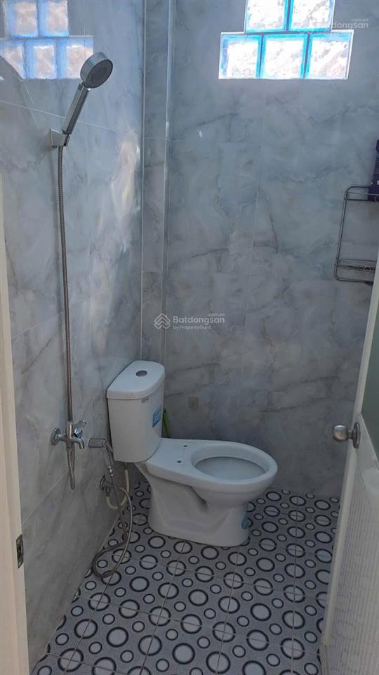 Nhà gia đình ở cạnh chợ nhỏ lê văn việt