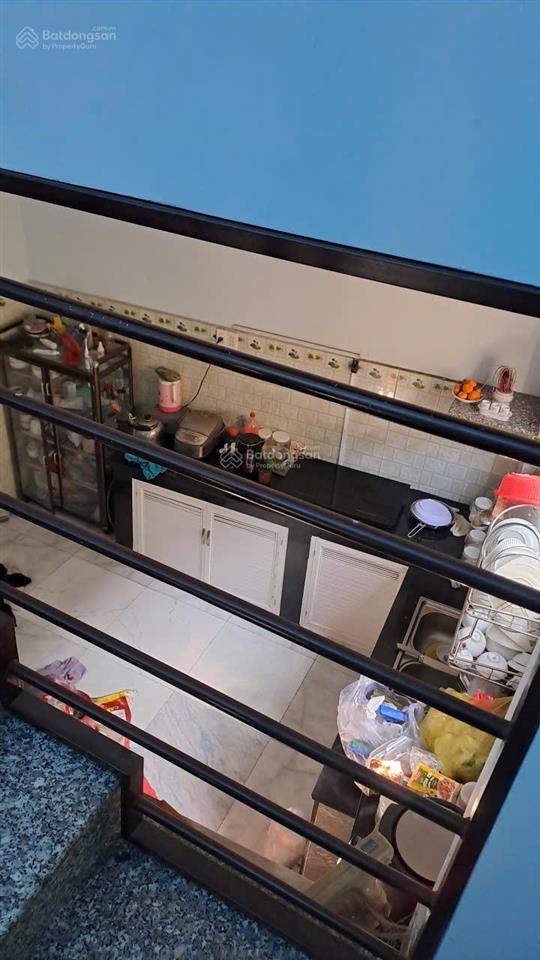 Nhà gia đình ở cạnh chợ nhỏ lê văn việt