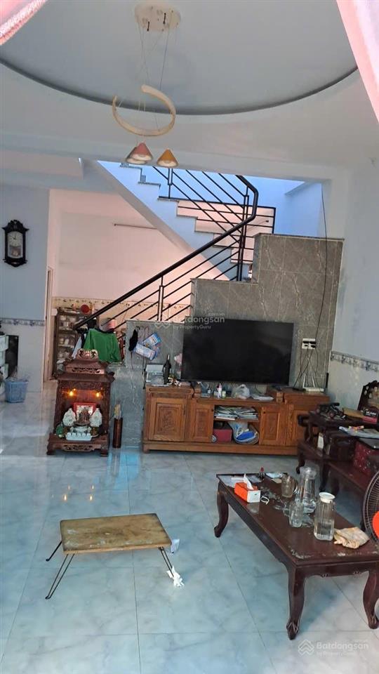 Nhà gia đình ở cạnh chợ nhỏ lê văn việt