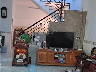 Nhà gia đình ở cạnh chợ nhỏ lê văn việt