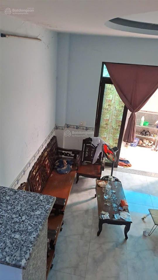 Nhà gia đình ở cạnh chợ nhỏ lê văn việt