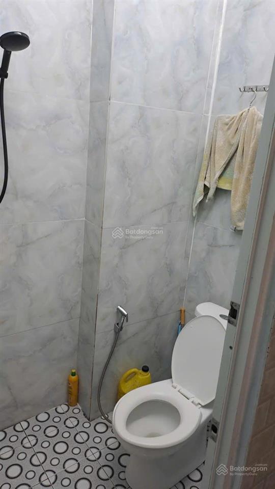 Nhà gia đình ở cạnh chợ nhỏ lê văn việt