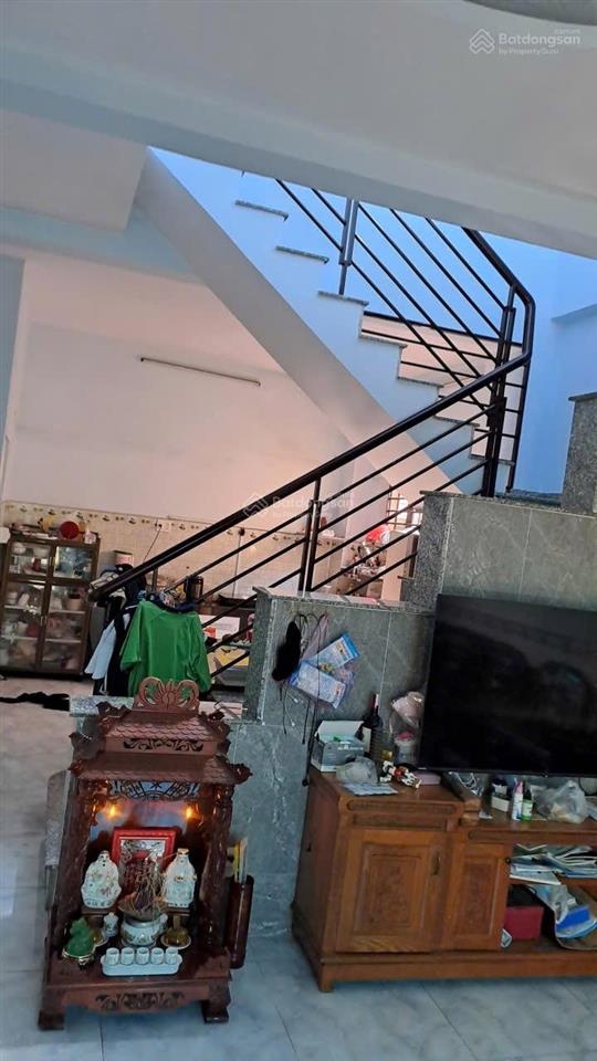 Nhà gia đình ở cạnh chợ nhỏ lê văn việt