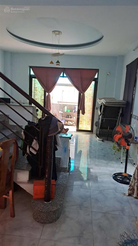 Nhà gia đình ở cạnh chợ nhỏ lê văn việt