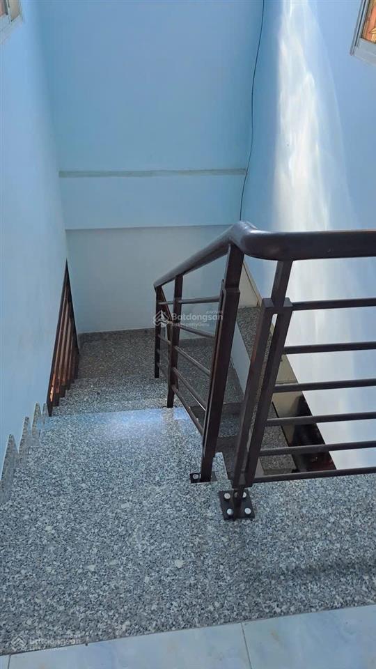 Nhà gia đình ở cạnh chợ nhỏ lê văn việt