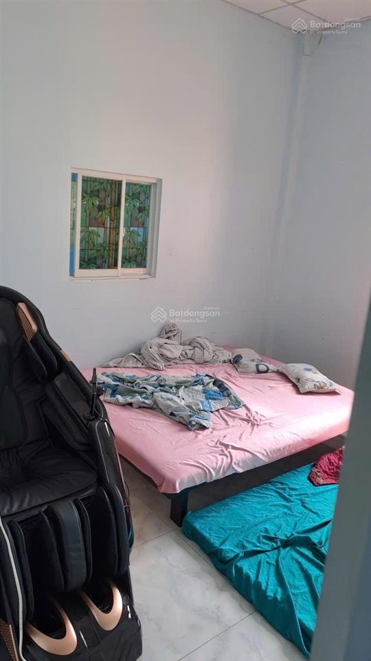 Nhà gia đình ở cạnh chợ nhỏ lê văn việt