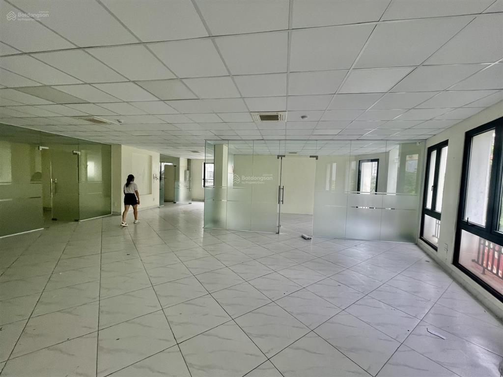 Chính chủ cho thuê văn phòng tại duy tân tại quận cầu giấy, dt 150m2 giá chỉ 28tr,  0972 524 ***