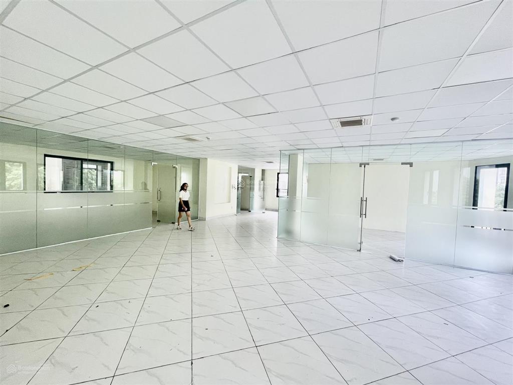 Chính chủ cho thuê văn phòng tại duy tân tại quận cầu giấy, dt 150m2 giá chỉ 28tr,  0972 524 ***