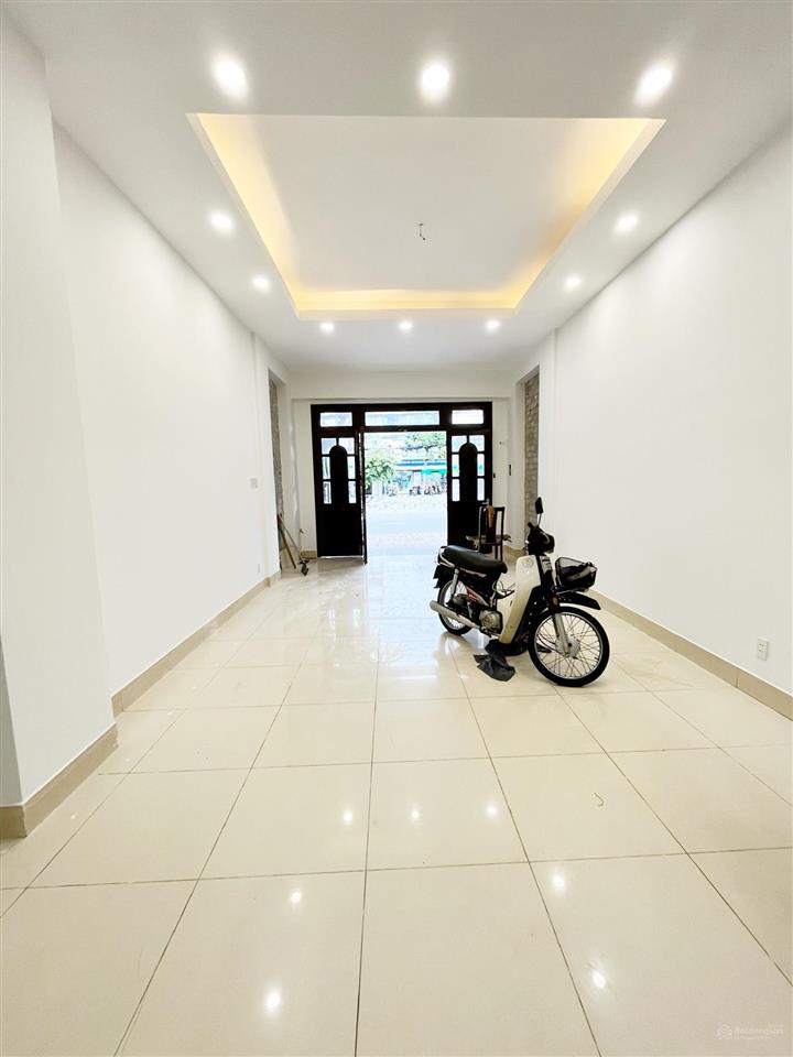 Cho thuê nhà mặt tiền đường tên lửa 4,5x20m 3 lầu có thang máy gần aeon bình tân, vị trí sầm uất