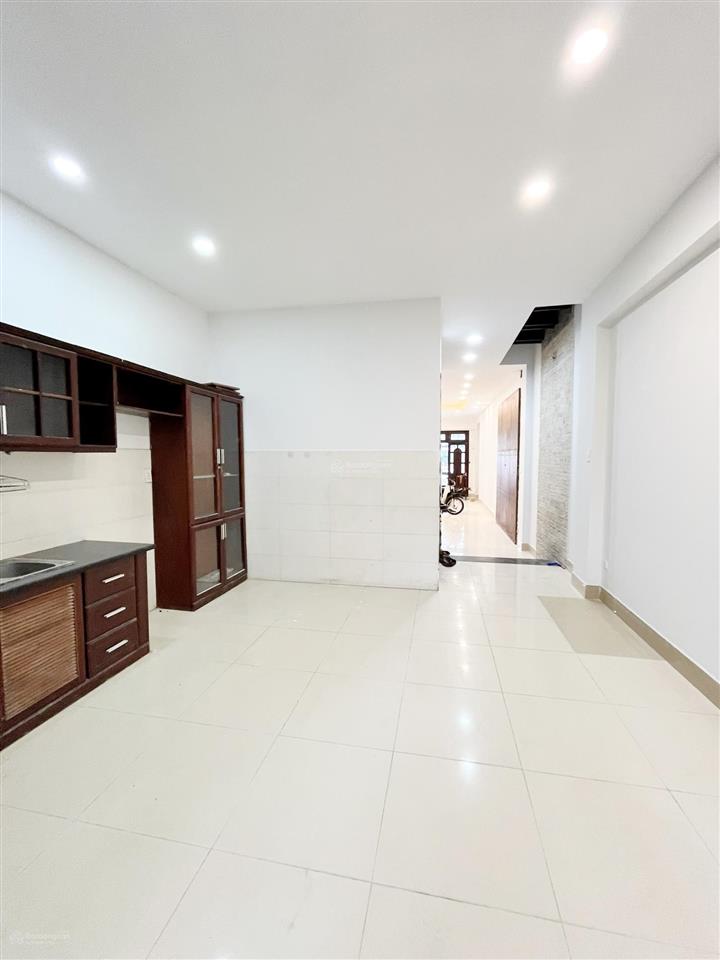 Cho thuê nhà mặt tiền đường tên lửa 4,5x20m 3 lầu có thang máy gần aeon bình tân, vị trí sầm uất