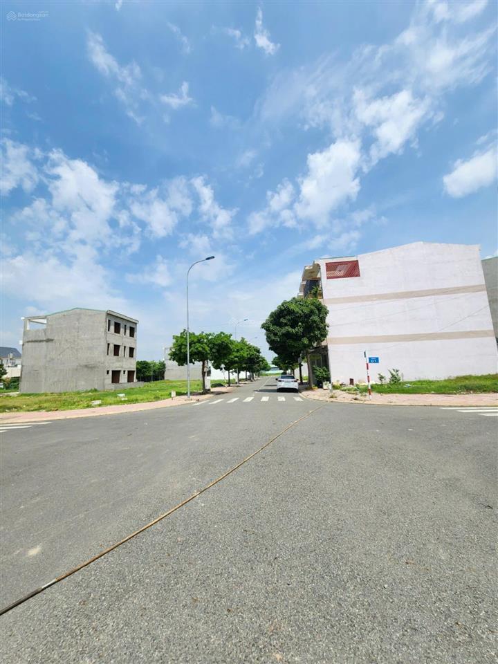 Bán lô góc 5.5x15m, đường d2 kdc lê phong thuận giao gần chợ 185