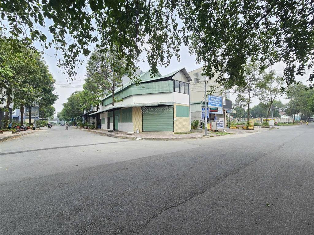 Bán căn góc cấp 4 (10.5x17m), đường số 11 kdc thanh bình p. bình hòa