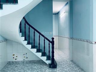Nhà gần sân bay giáp bình thạnh trệt lầu 2pn 2wc có máy lạnh giá chỉ 9,5 triệu