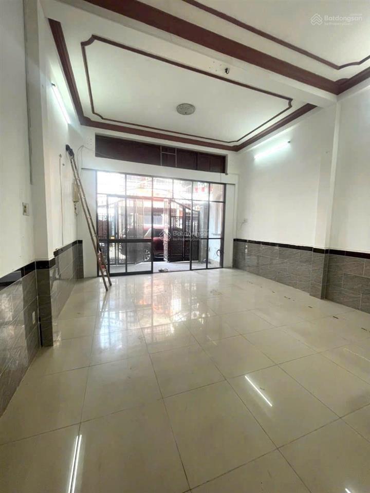 Nhà gần chợ căn cứ đường 10m dương quảng hàm 5x18m trệt lầu, 3pn 2wc, giá 17 triệu tl