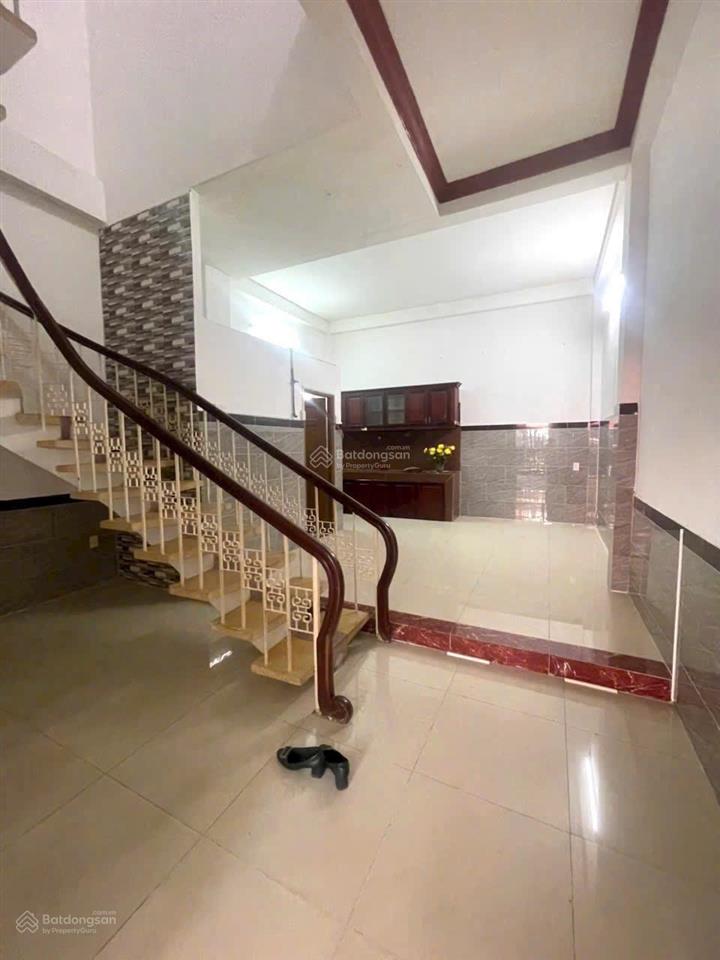 Nhà gần chợ căn cứ đường 10m dương quảng hàm 5x18m trệt lầu, 3pn 2wc, giá 17 triệu tl