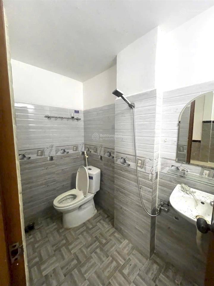 Nhà gần chợ căn cứ đường 10m dương quảng hàm 5x18m trệt lầu, 3pn 2wc, giá 17 triệu tl