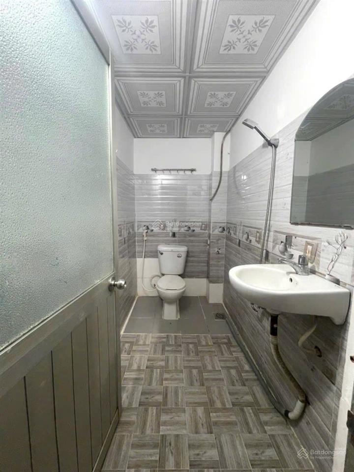 Nhà gần chợ căn cứ đường 10m dương quảng hàm 5x18m trệt lầu, 3pn 2wc, giá 17 triệu tl