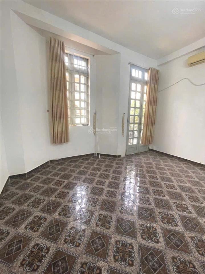 Nhà gần chợ căn cứ đường 10m dương quảng hàm 5x18m trệt lầu, 3pn 2wc, giá 17 triệu tl