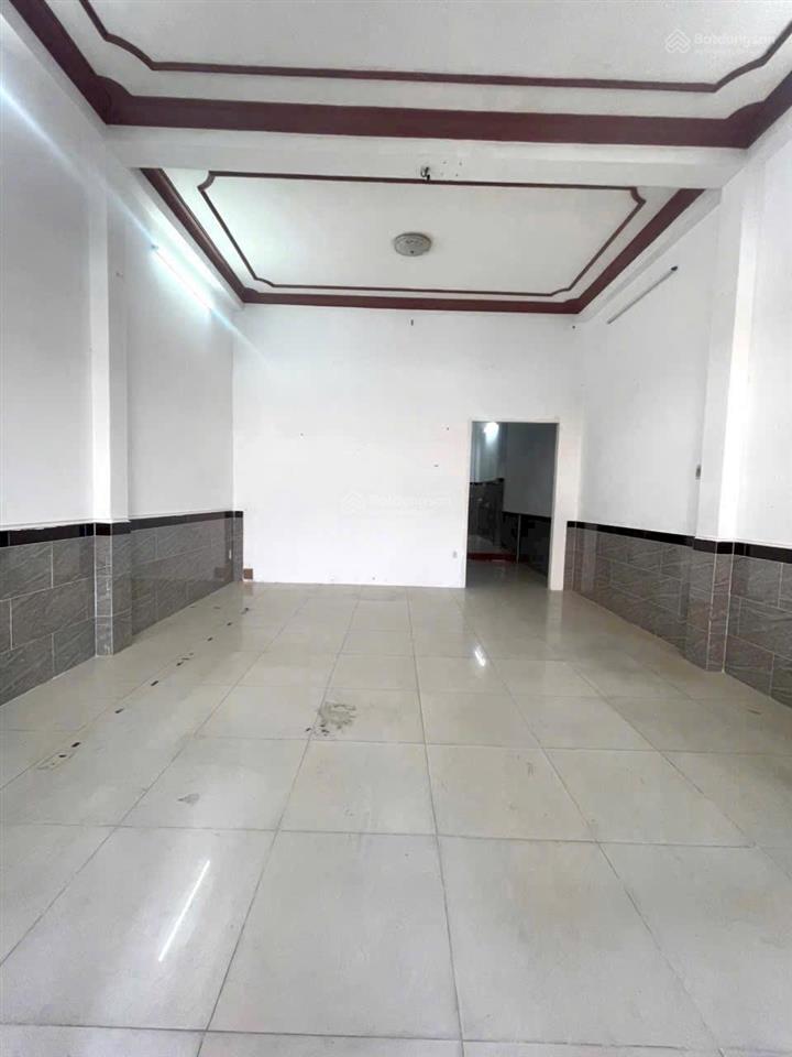 Nhà gần chợ căn cứ đường 10m dương quảng hàm 5x18m trệt lầu, 3pn 2wc, giá 17 triệu tl