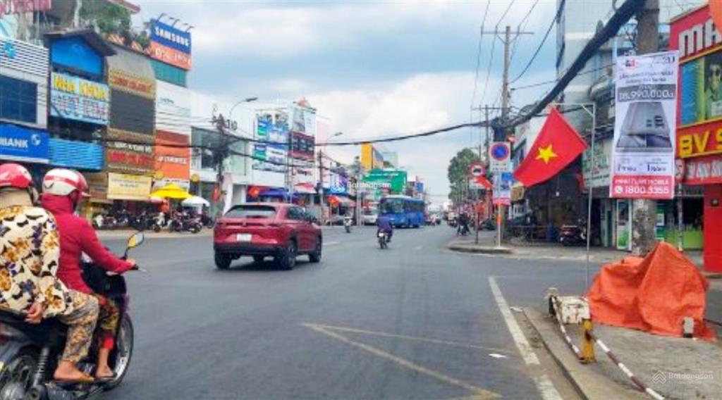 Bán lô góc 2 mặt tiền đường lớn (4,9x14m2)  kế bên bệnh viện quốc tế hạnh phúc  cách ql13 500m