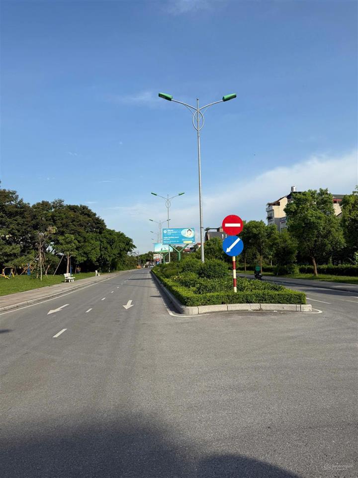 Bán đất khu 918, cạnh sân golf, ô tô tránh, vỉa hè rộng, 60m2, mặt tiền 4m, giá nhỉnh 15 tỷ.