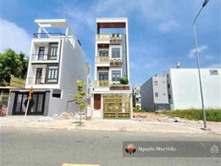 Bán nhà 1 trệt 3 lầu trục chính kdc phú hồng thịnh 10, full nội thất p. bình an, tp. dĩ an