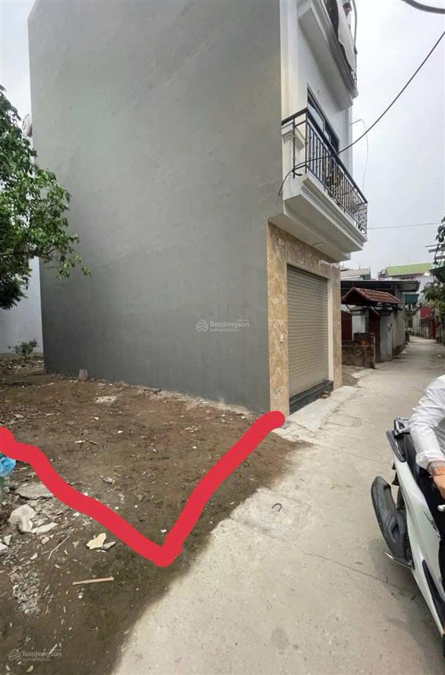 Chính chủ đang cần bán lô đất này, ngõ thông, ô tô đỗ gần, vuông vắn và không lỗi phong thuỷ