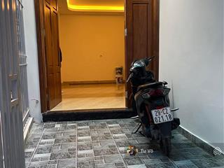 Căn nhà xây đơn lập có sân để xe riêng, mặt ngõ gần phố nhổn và ql32, ra đhcn khoảng hơn 1km