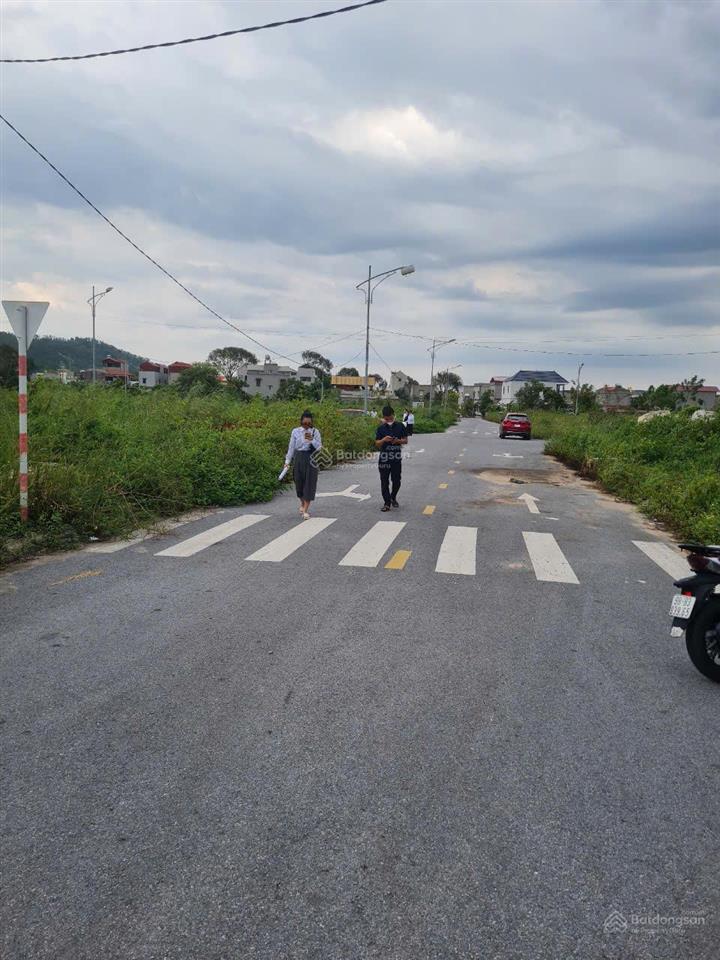 Bán đất đấu giá kem, huyện yên dũng, bắc giang. 90m2. mt 5m. đường 16m. giá 3,6 tỷ
