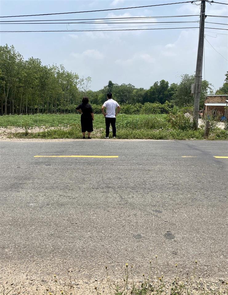 Chủ ngộp cần bán gấp lô đất 1302m2 có 100m2 thổ, mặt tiền dh 722 giá 990 triệu