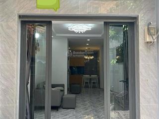 Quận 10 hxh sát mặt tiền 3 tháng 2 ở ngay 35m 2 tầng chỉ 6.3 tỷ