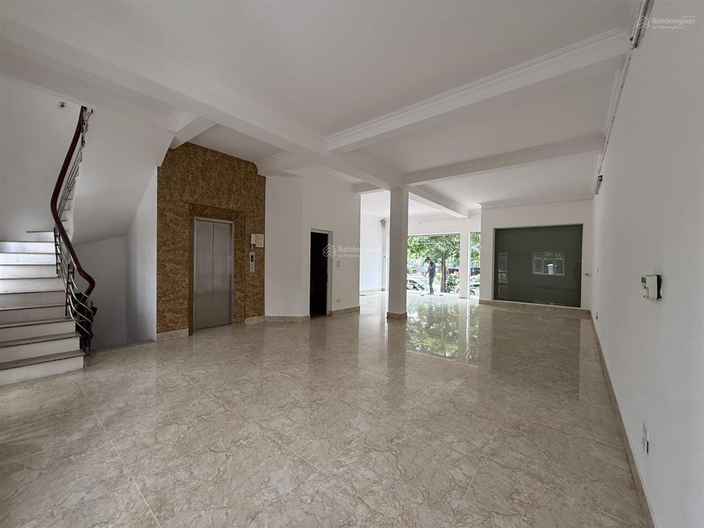 Cho thuê sh tp giao lưu, 120m2, 6 tầng, mt 8m, thông sàn, thang máy, nhà đẹp, 65tr