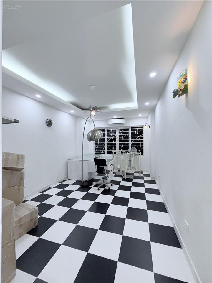 Cho thuê nhà hoàng quốc việt, 110m2, 5 tầng, mt 4.5m, 25tr