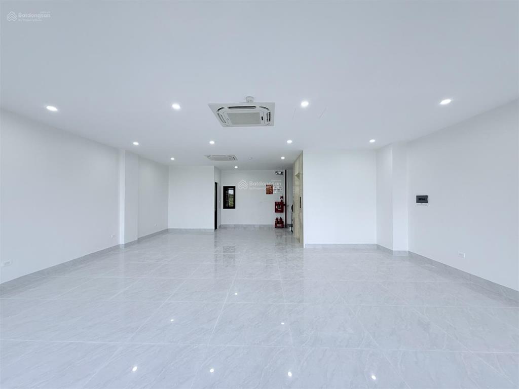 Cho thuê nhà mp trần vỹ, 100m2, 8 tầng, mt 6.8m, thang máy, nhà mới, 65tr
