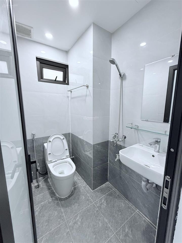 Cho thuê nhà mp trần vỹ, 100m2, 8 tầng, mt 6.8m, thang máy, nhà mới, 65tr