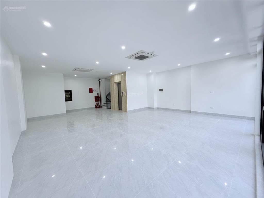 Cho thuê nhà mp trần vỹ, 100m2, 8 tầng, mt 6.8m, thang máy, nhà mới, 65tr