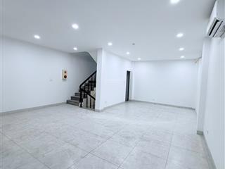 Cho thuê nhà hoàng quốc việt, 60m2, 7 tầng, mt 5m, thông sàn, nhà đẹp, 30tr
