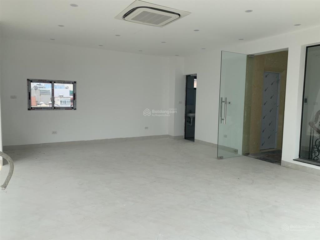 Cho thuê nhà mp trần quốc hoàn, 50m2, 6 tầng, lô góc, thang máy, 50tr