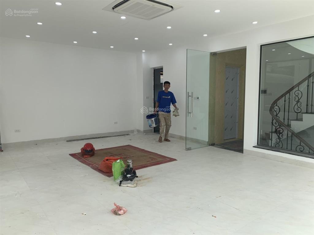 Cho thuê nhà mp trần quốc hoàn, 50m2, 6 tầng, lô góc, thang máy, 50tr