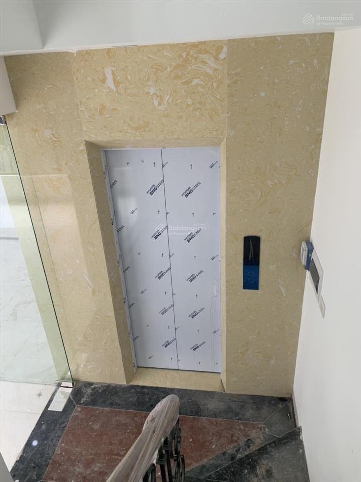 Cho thuê nhà mp trần quốc hoàn, 50m2, 6 tầng, lô góc, thang máy, 50tr