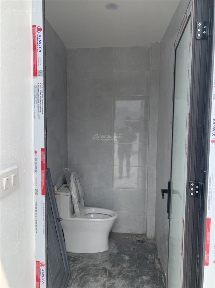 Cho thuê nhà mp trần quốc hoàn, 50m2, 6 tầng, lô góc, thang máy, 50tr