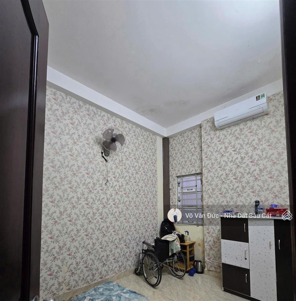 Bán nhà hẻm 4m hoàng văn thụp4tân bình. dt 4x14m đúc 1 trệt, 3 lầust  5pn4wc nhà còn mới