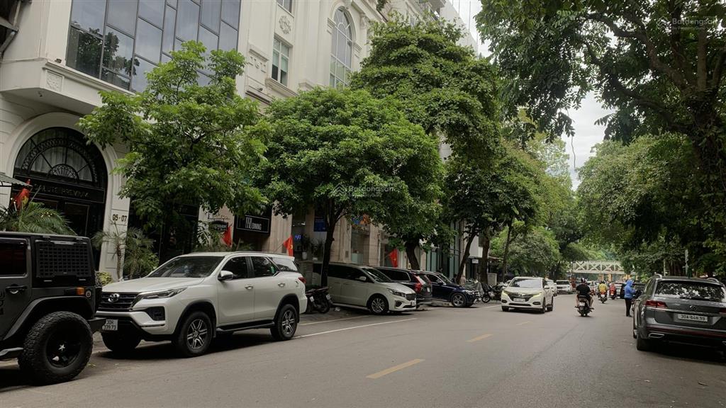 Mặt phố hoàn kiếm  mt gần 5m  50m2 5 tầng ô chờ thang máy. chỉ 50 tỷ, khu vực phường hàng mã