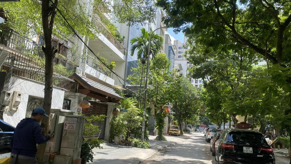 Bán mảnh đất khu dịch vọng  trần thái tông 130m2 mt hơn 7m chào gần 600tr/m2