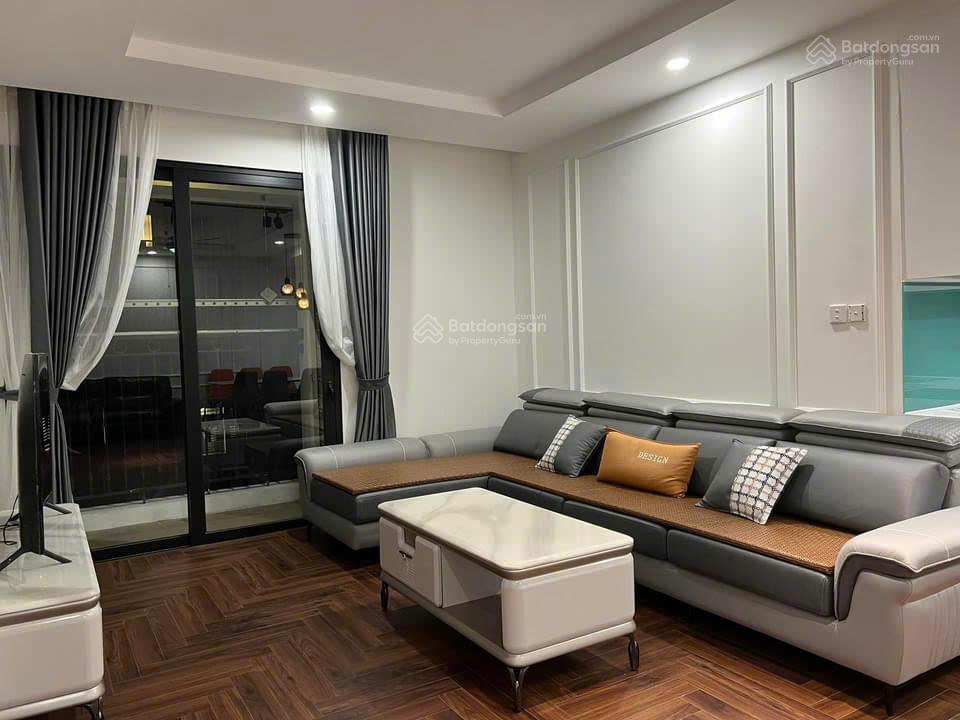 Chính chủ cho thuê gấp căn hộ 2 ngủ bên t10, nội thất cao cấp, có ô tô. giá 15 triệu/tháng vào luôn