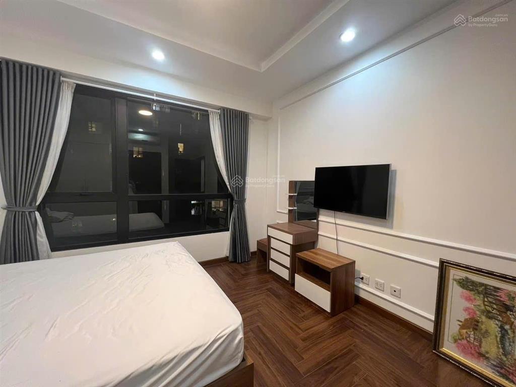 Chính chủ cho thuê gấp căn hộ 2 ngủ bên t10, nội thất cao cấp, có ô tô. giá 15 triệu/tháng vào luôn